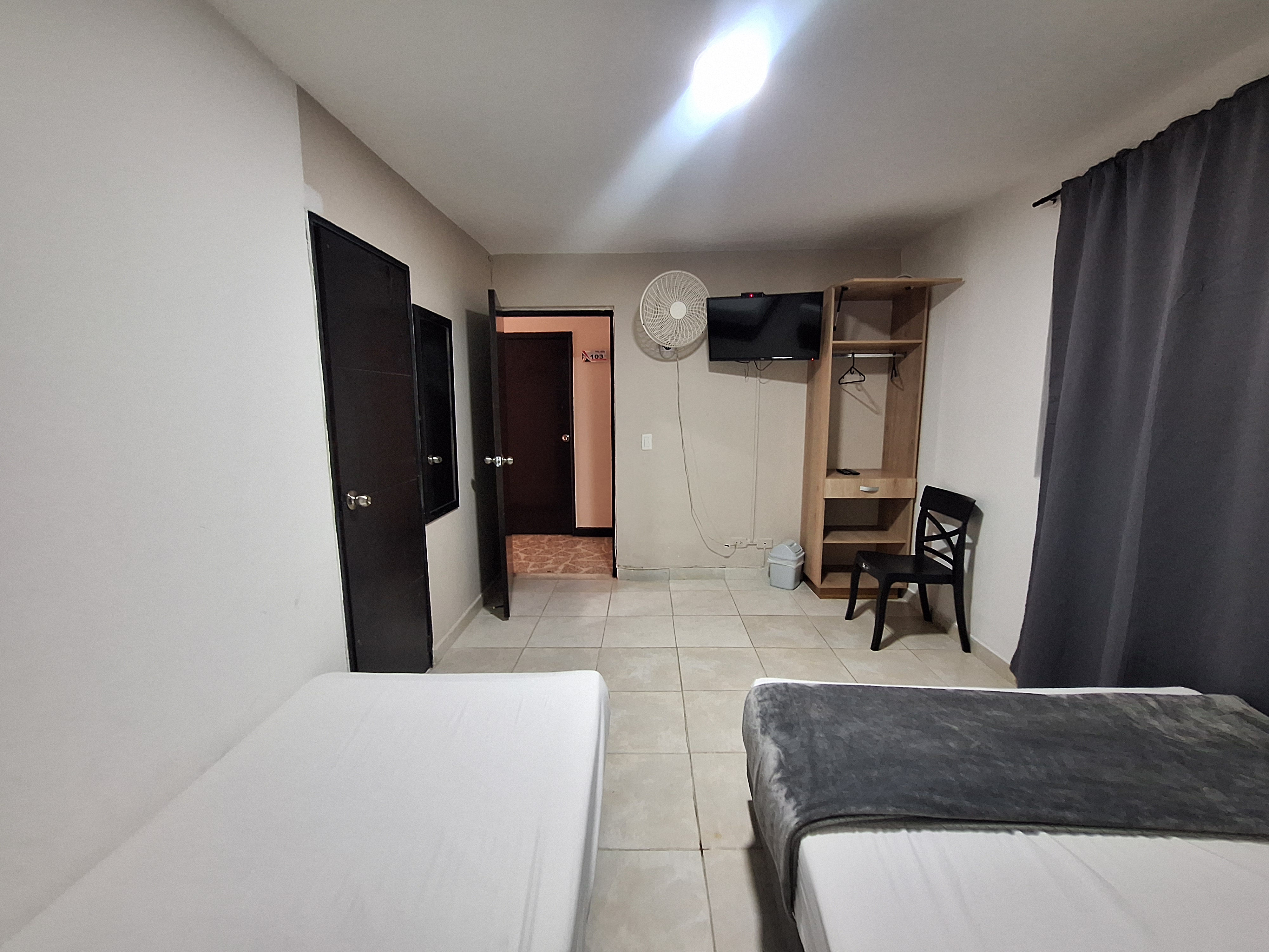 Habitación · TV y escritorio