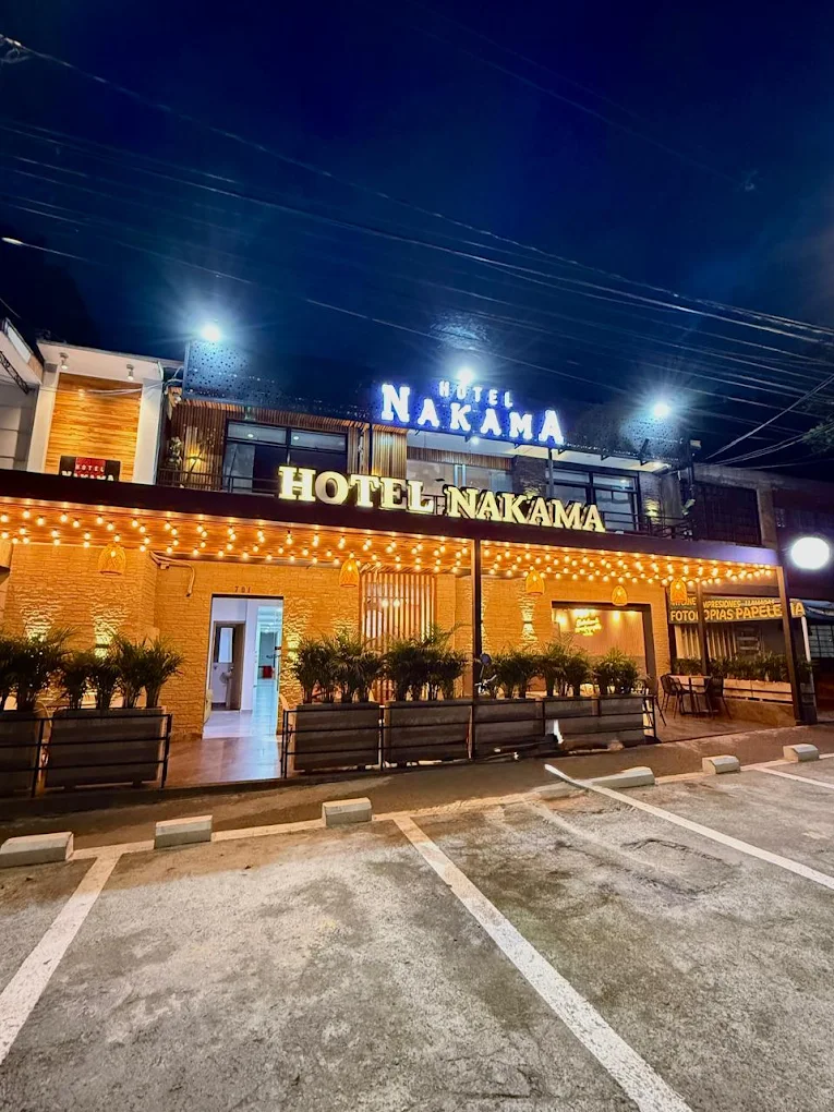 Fachada Hotel Nakama · noche